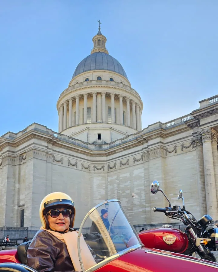 María Inés Luna en un sidecar durante un viaje en París